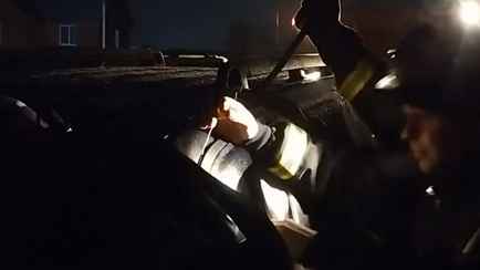 Витебское управление МЧС показало спасение годовалой малышки, запертой внутри авто