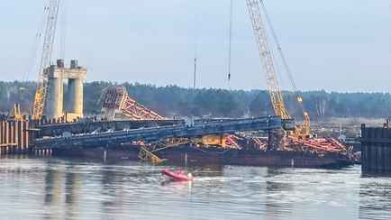 В Мозыре в Припять съехал пролёт демонтируемого моста