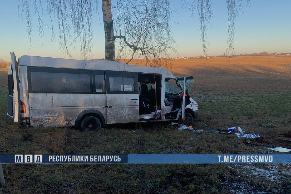 Под Минском маршрутка слетела в кювет и перевернулась — 6 человек в больнице