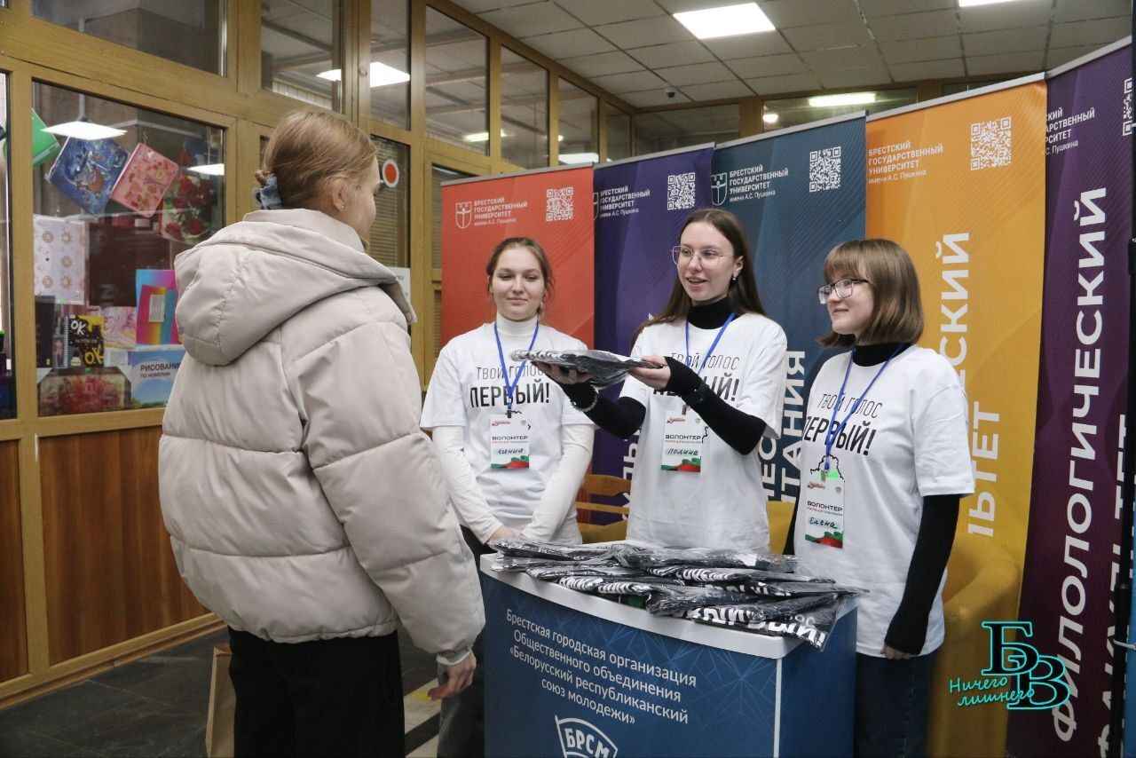 Впервые проголосовавшие белорусы показали, какие подарки получили на избирательных участках