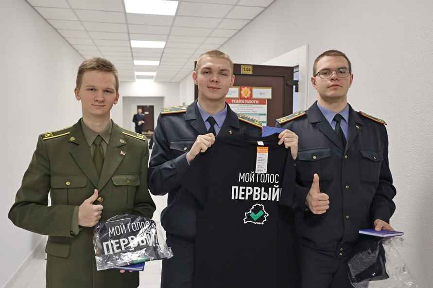 Впервые проголосовавшие белорусы показали, какие подарки получили на избирательных участках