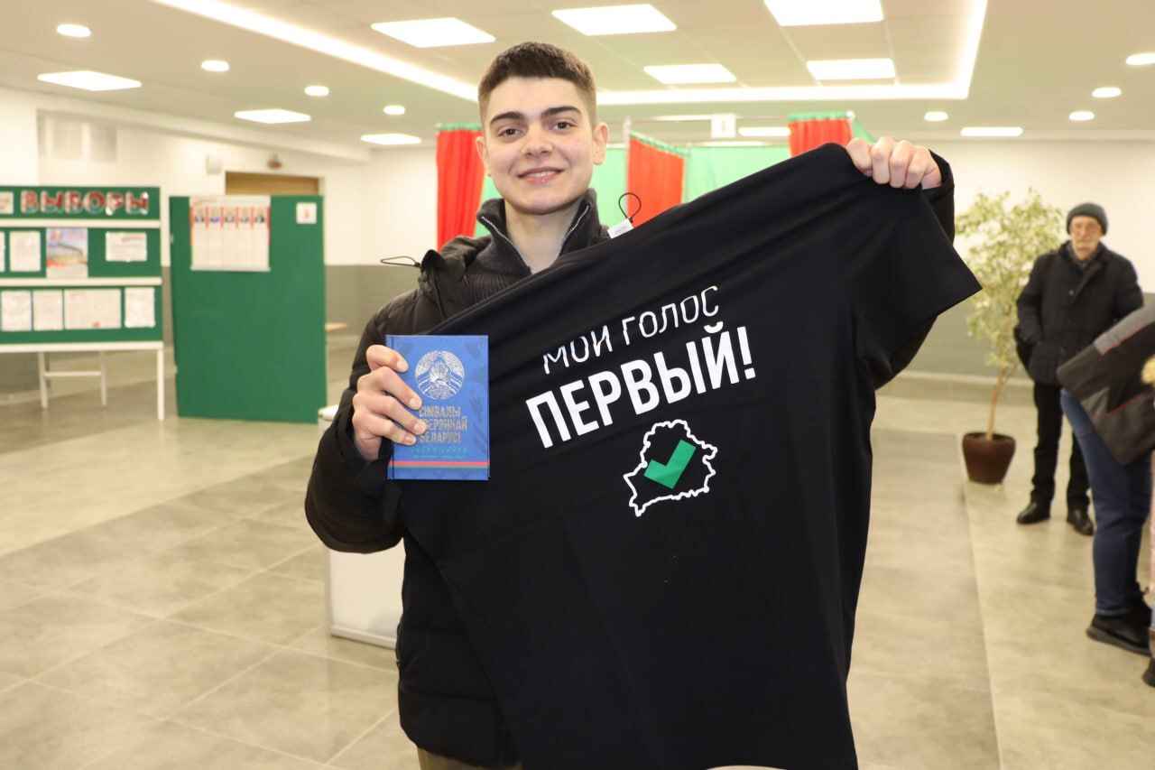 Впервые проголосовавшие белорусы показали, какие подарки получили на избирательных участках