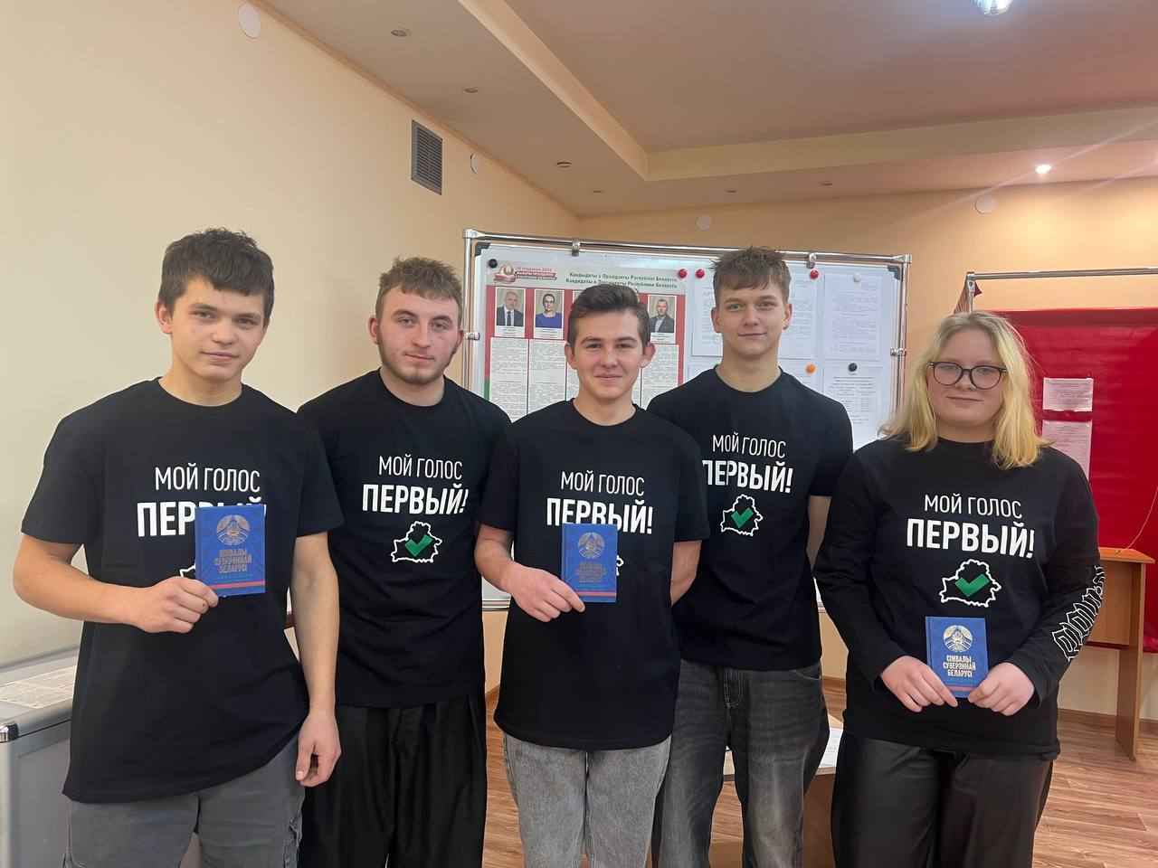 Впервые проголосовавшие белорусы показали, какие подарки получили на избирательных участках