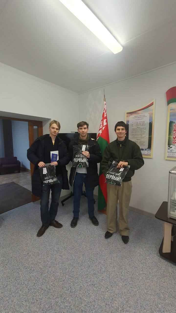 Впервые проголосовавшие белорусы показали, какие подарки получили на избирательных участках