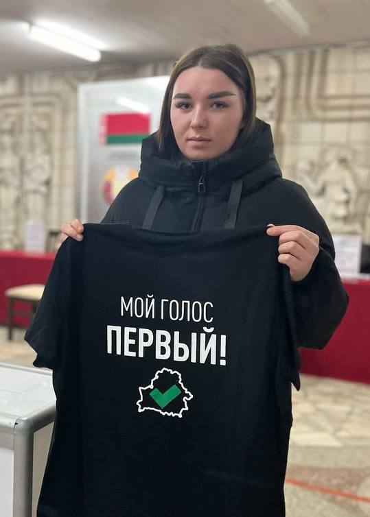 Впервые проголосовавшие белорусы показали, какие подарки получили на избирательных участках