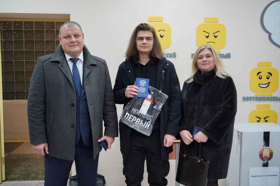 Впервые проголосовавшие белорусы показали, какие подарки получили на избирательных участках