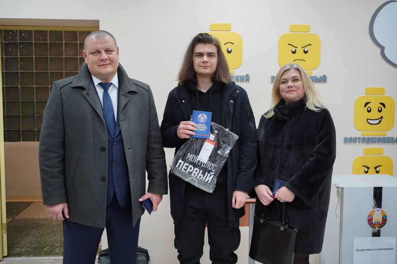 Впервые проголосовавшие белорусы показали, какие подарки получили на избирательных участках