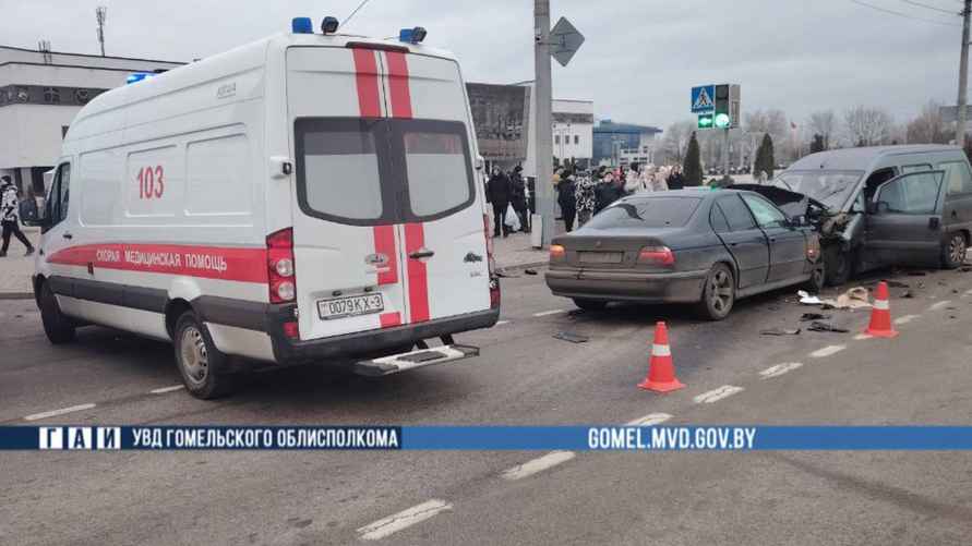 В Гомеле BMW зацепил Peugeot и лоб в лоб врезался в минивэн - 9 человек пострадали