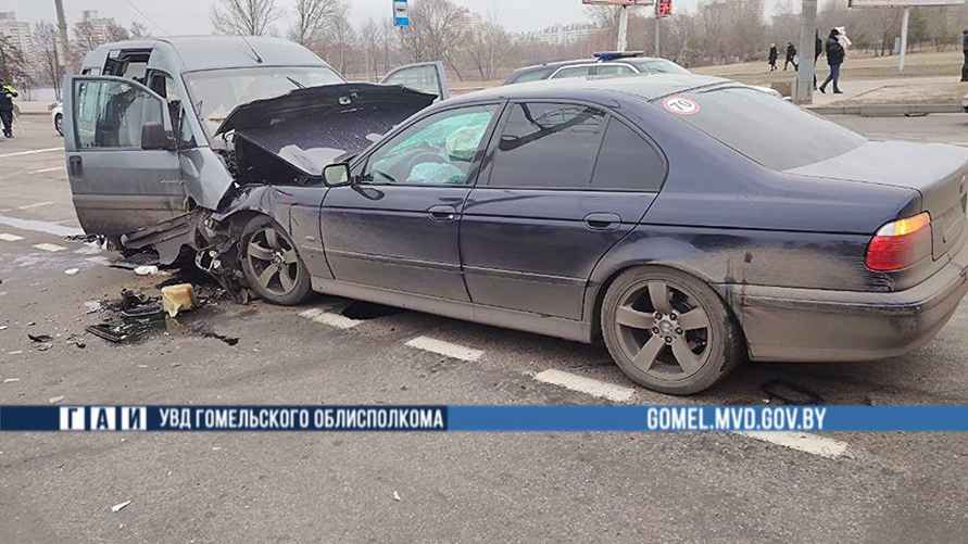 В Гомеле BMW зацепил Peugeot и лоб в лоб врезался в минивэн - 9 человек пострадали