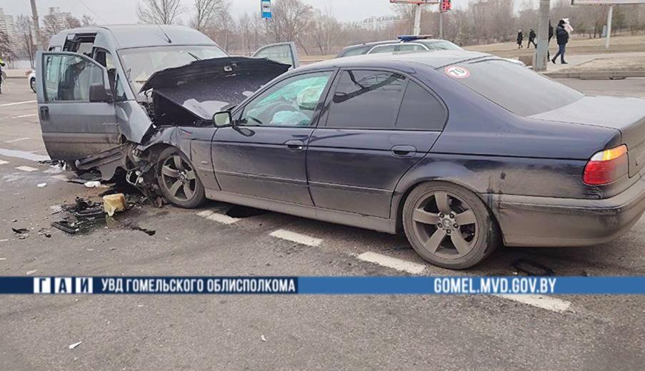 В Гомеле BMW зацепил Peugeot и лоб в лоб врезался в минивэн — 9 человек пострадали