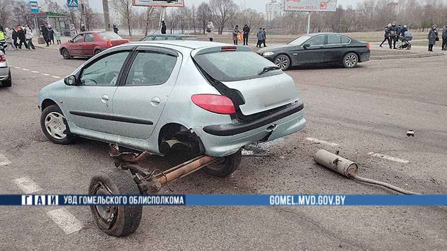 В Гомеле BMW зацепил Peugeot и лоб в лоб врезался в минивэн - 9 человек пострадали
