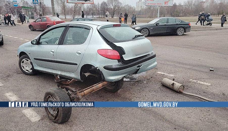 В Гомеле BMW зацепил Peugeot и лоб в лоб врезался в минивэн — 9 человек пострадали