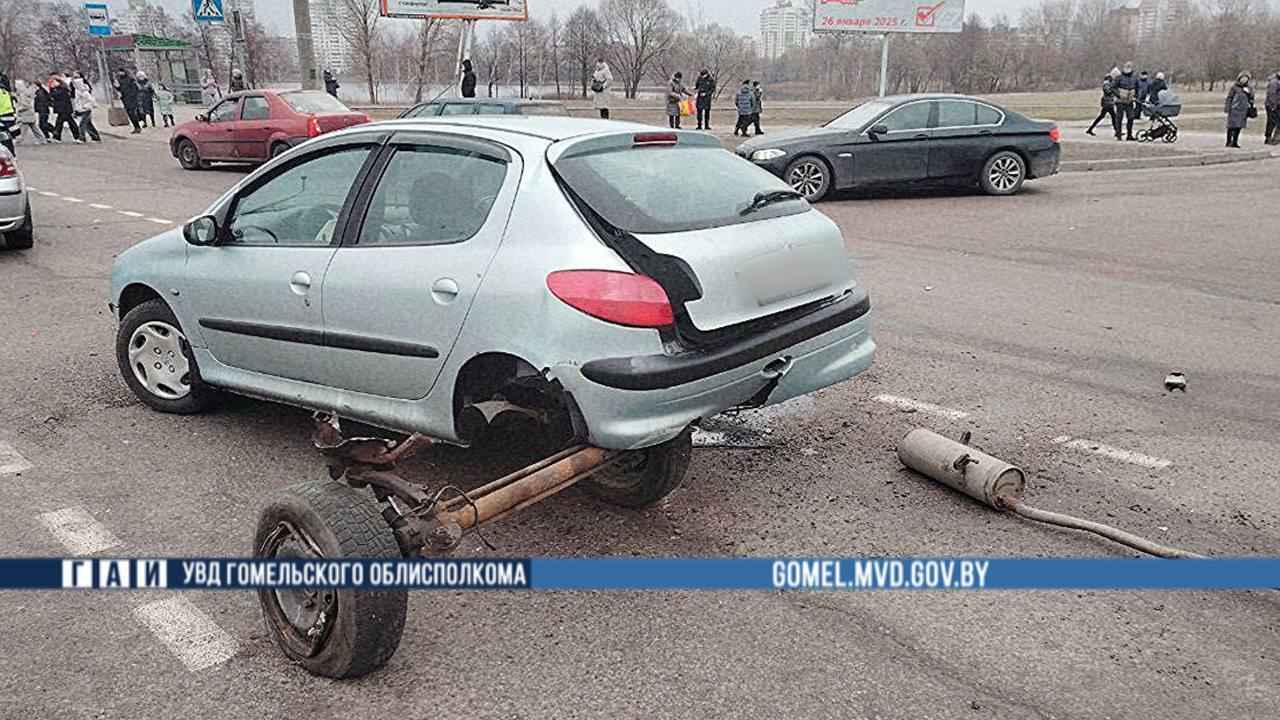 В Гомеле BMW зацепил Peugeot и лоб в лоб врезался в минивэн - 9 человек пострадали