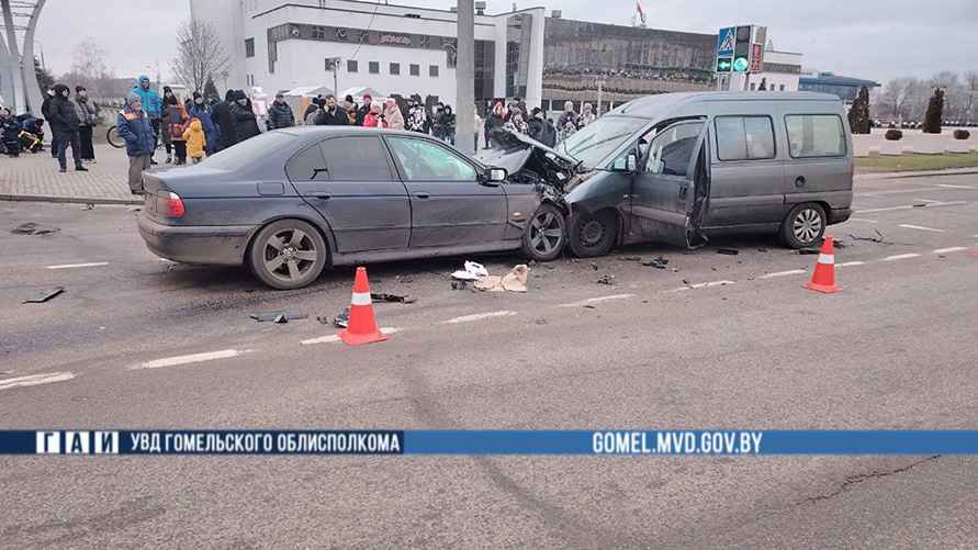 В Гомеле BMW зацепил Peugeot и лоб в лоб врезался в минивэн - 9 человек пострадали