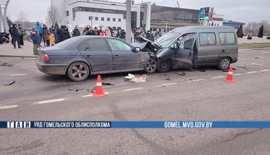 В Гомеле BMW зацепил Peugeot и лоб в лоб врезался в минивэн — 9 человек пострадали