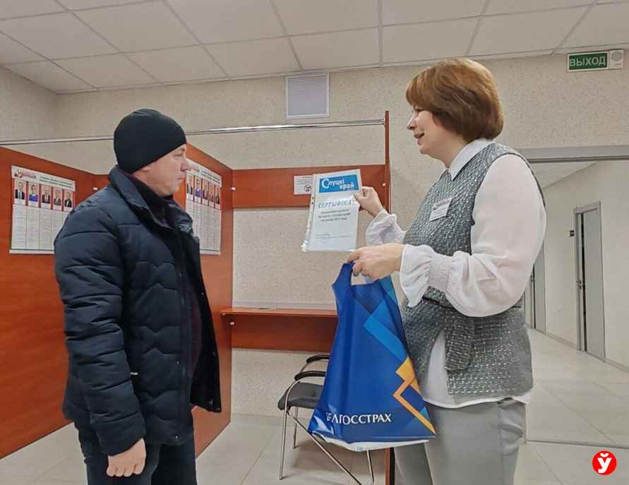 Впервые проголосовавшие белорусы показали, какие подарки получили на избирательных участках