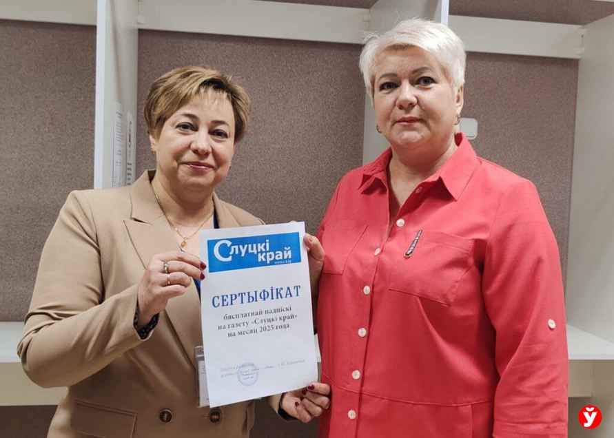 Впервые проголосовавшие белорусы показали, какие подарки получили на избирательных участках