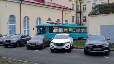 Блогер обнаружил в минском дворе трамвай. Как он там оказался?