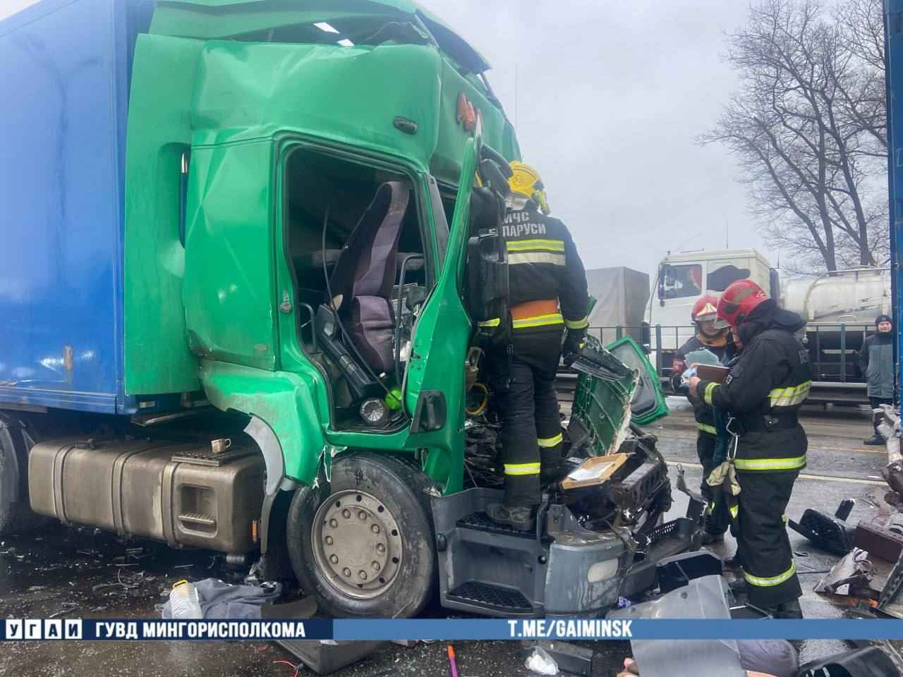 На минской кольцевой две фуры столкнулись с легковушкой – один водитель погиб