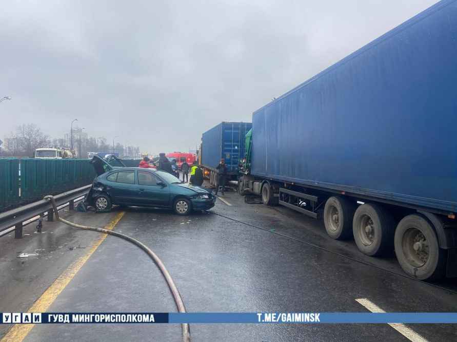На минской кольцевой две фуры столкнулись с легковушкой – один водитель погиб