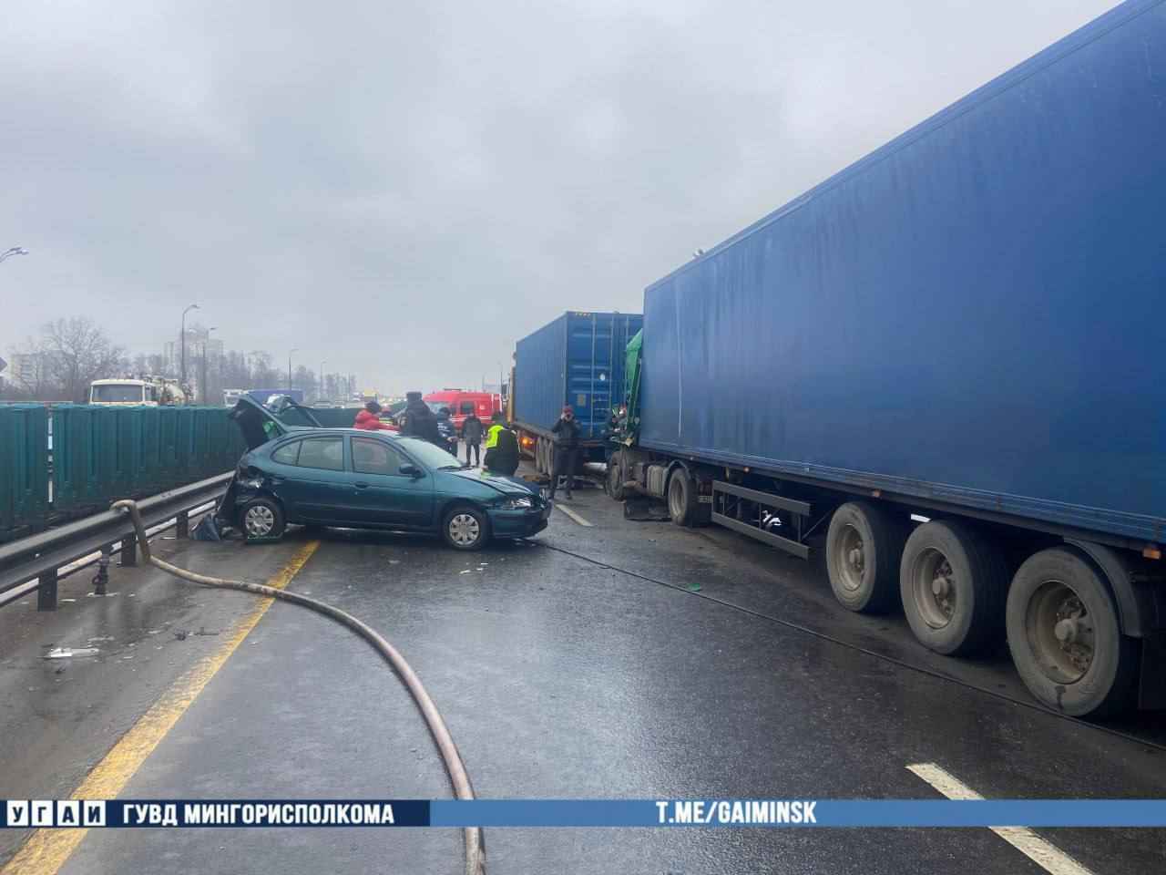 На минской кольцевой две фуры столкнулись с легковушкой – один водитель погиб