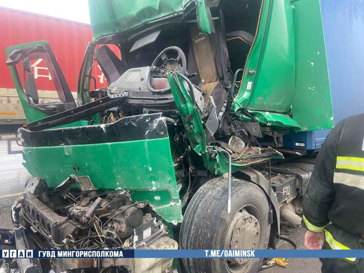 На минской кольцевой две фуры столкнулись с легковушкой – один водитель погиб