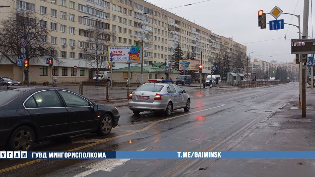 На видео попало, как в Минске легковушка сбила выходившего из трамвая мужчину