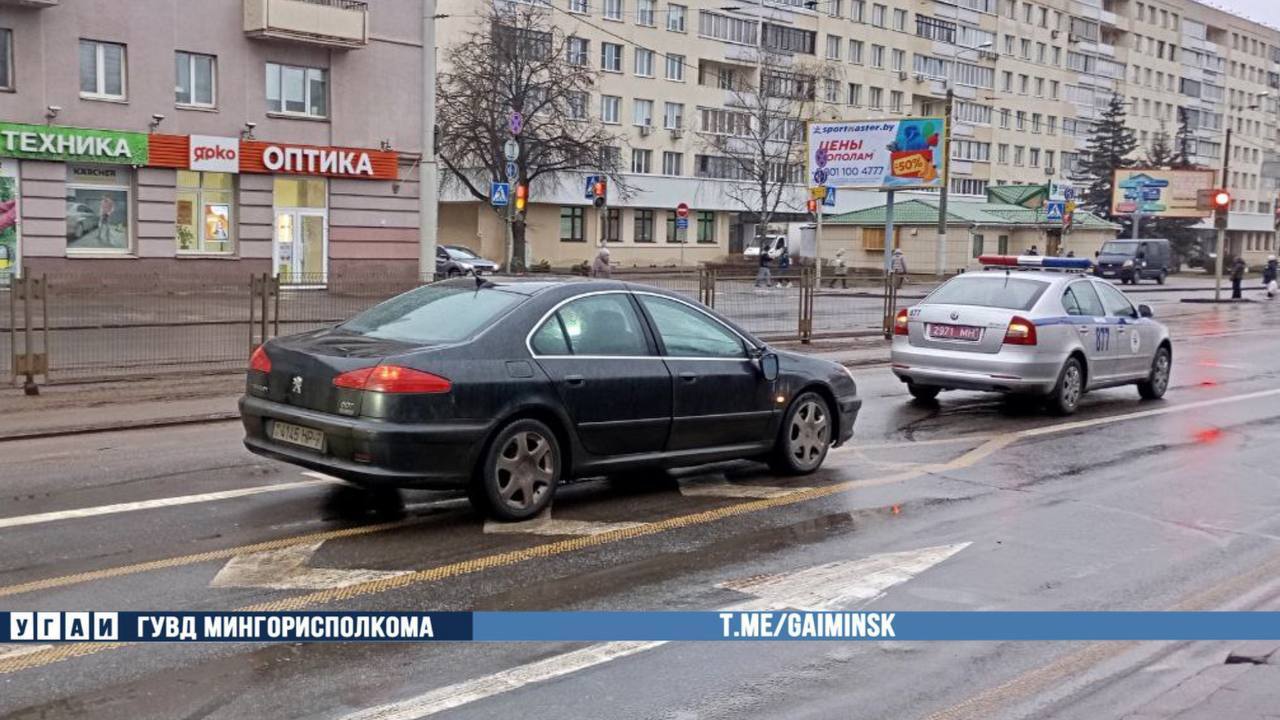 На видео попало, как в Минске легковушка сбила выходившего из трамвая мужчину