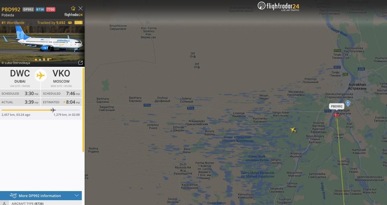 Летевший из Дубая в Москву пассажирский Boeing подал сигнал бедствия и экстренно сел в Астрахани РФ