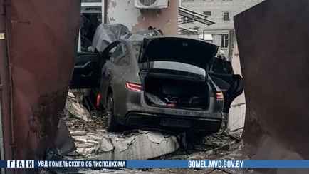 В Гомеле легковушка врезалась в здание