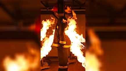 «До сих пор не знала…» — В МЧС показали, как испытывают форму белорусских спасателей