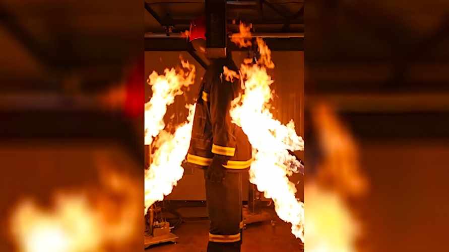 "До сих пор не знала..." — В МЧС показали, как испытывают форму белорусских спасателей