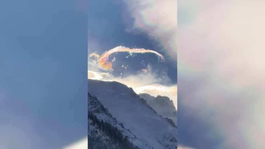 "Как будто феникс пролетает" - Над горой Монблан заметили редкие "радужные облака"