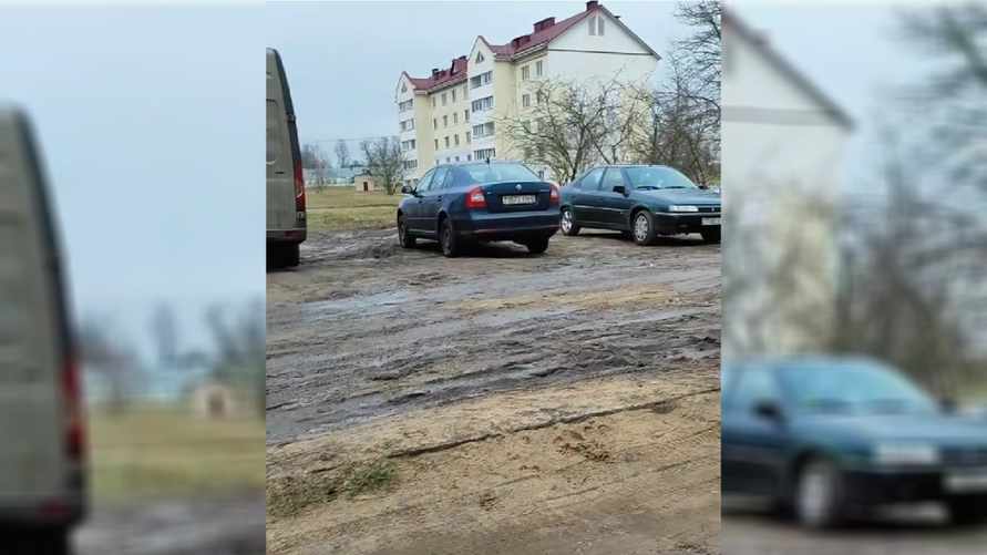 Житель Смиловичей пожаловался в TikTok на разбитые улицы и «знаменитую лужу». Что ему ответили власти?