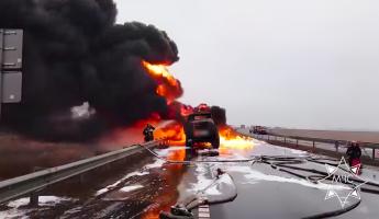 На трассе под Бобруйском загорелся бензовоз