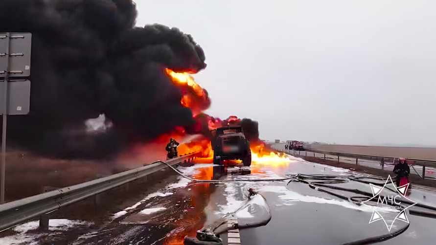 На трассе под Бобруйском загорелся бензовоз