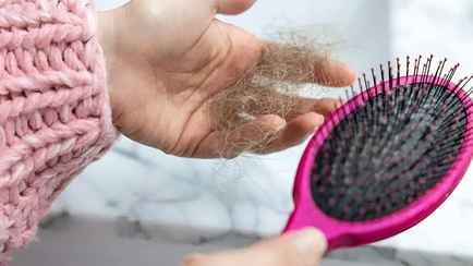 Что будет, если не мыть расческу? Трихолог назвал 3 впечатляющие причины делать это раз в неделю
