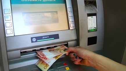 Один из банков решил снимать с белорусов почти 5 рублей за выдачу наличных. Но это ещё не всё