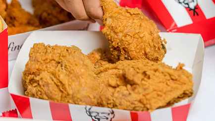 Как понять, что вам подали несвежую курицу или фри? Работники фастфуда посоветовали посмотреть на одну вещь. А что сказать при заказе?