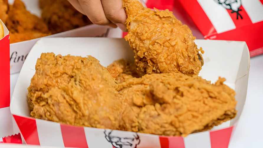 Как понять, что вам подали несвежую курицу или фри? Работники фастфуда посоветовали посмотреть на одну вещь. А что сказать при заказе?