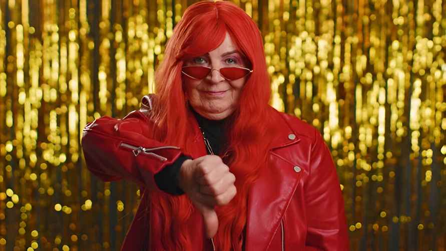 Насыщенные красные цвета редко оказывают омолаживающий эффект