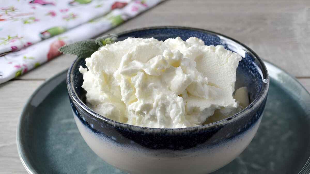 "В 5 раз дешевле" - В TikTok показали, как сделать 350 грамм творожного сыра из одного литра кефира