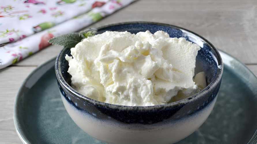 "В 5 раз дешевле" - В TikTok показали, как сделать 350 грамм творожного сыра из одного литра кефира