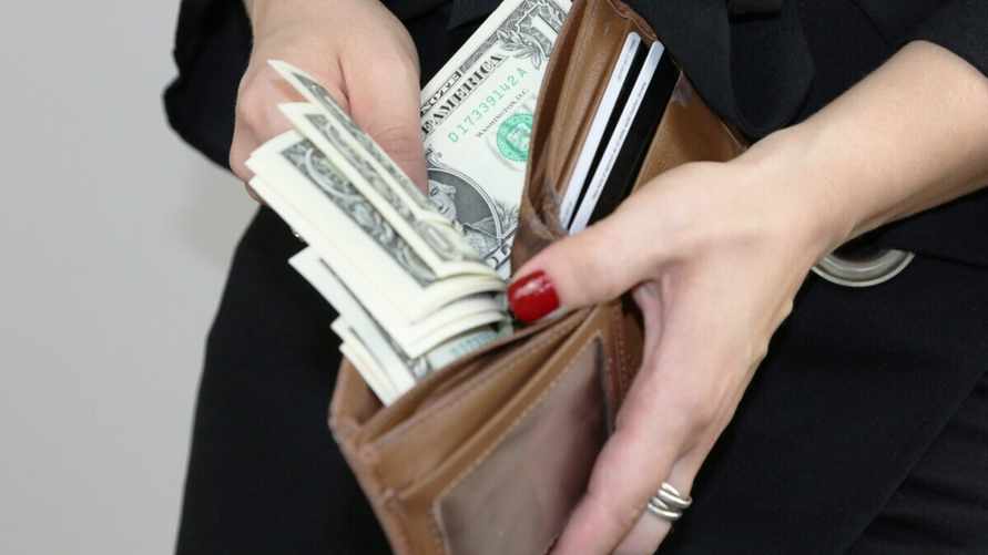 Евро в Беларуси застыл на месте, а доллар просел до минимума за 1,5 месяца. На сколько подорожала валюта РФ?