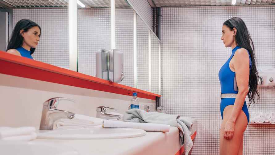 Деми мур в фильме "Субстанция"