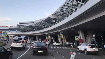 «Тайные пассажиры» минского аэропорта пожаловались на «некорректных и навязчивых» таксистов