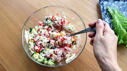 Белорусам предложили за деньги доесть за них новогодние салаты. Сколько стоит услуга «доедателя»?