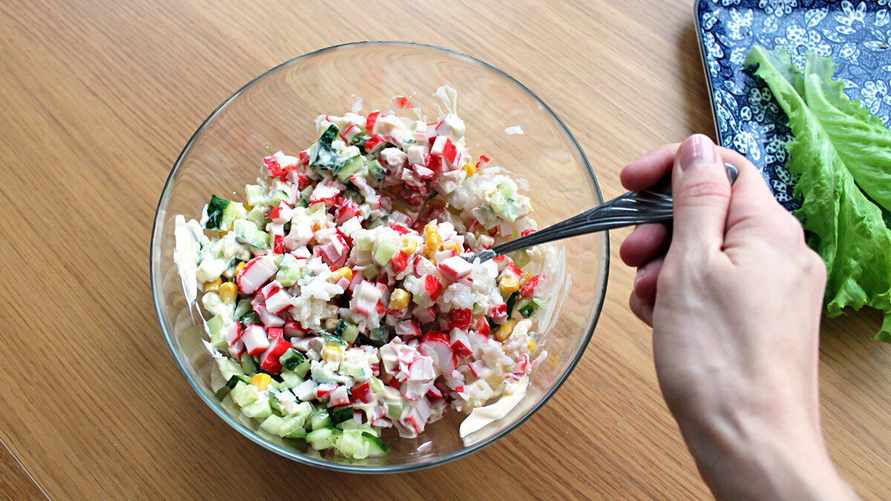 Белорусам предложили за деньги доесть за них новогодние салаты. Сколько стоит услуга «доедателя»?