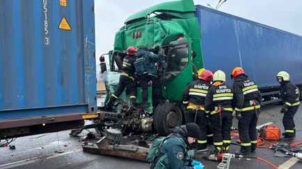 На минской кольцевой две фуры столкнулись с легковушкой – один водитель погиб