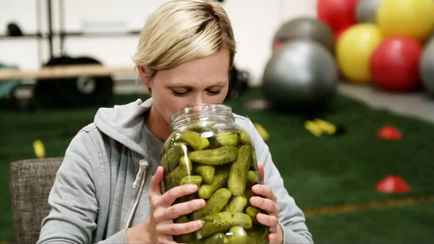 Диетолог назвала 7 продуктов, с которыми нужно есть соленые огурцы. Как спасут иммунитет?